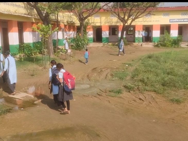 Waterlogging up to 3 feet in Bonli school premises | बौंली स्कूल परिसर ...