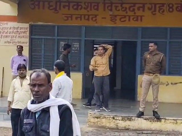 Elderly man dies after being hit by a train | ट्रेन की चपेट में आने से ...