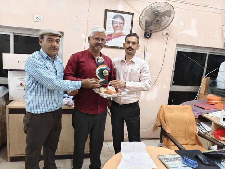 LIC Raniganj branch manager honored | एलआईसी रानीगंज शाखा प्रबंधक ने ...