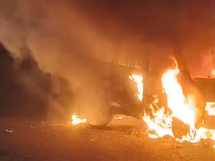 ईको कार में अचानक लगी आग:  धुआं उठते देख ड्राइवर ने बाहर निकलकर बचाई जान – Dungarpur News
