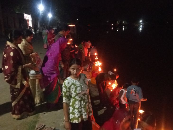 Lighting of lamps and grand aarti on Dev Deepawali in Parbatsar