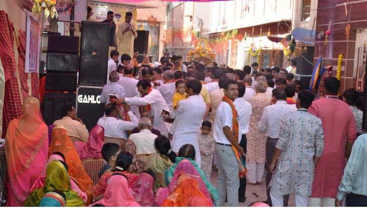 The procession of the Lord started with great pomp and show. | गाजे ...