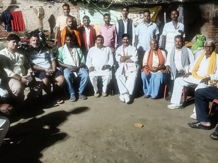 Villagers met the former head in Sonbarsa | सोनबरसा में पूर्व प्रधान से ...