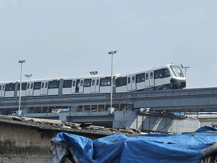 Mumbai Train Accident Video; Monorail Derailed | Wadala Depot | मुंबई में मोनोरेल ट्रेन डिरेल होकर हवा में लटकी: 3 कर्मचारी घायल; ट्रायल में एक बीम से दूसरे बीम पर शिफ्टिंग के दौरान हादसा