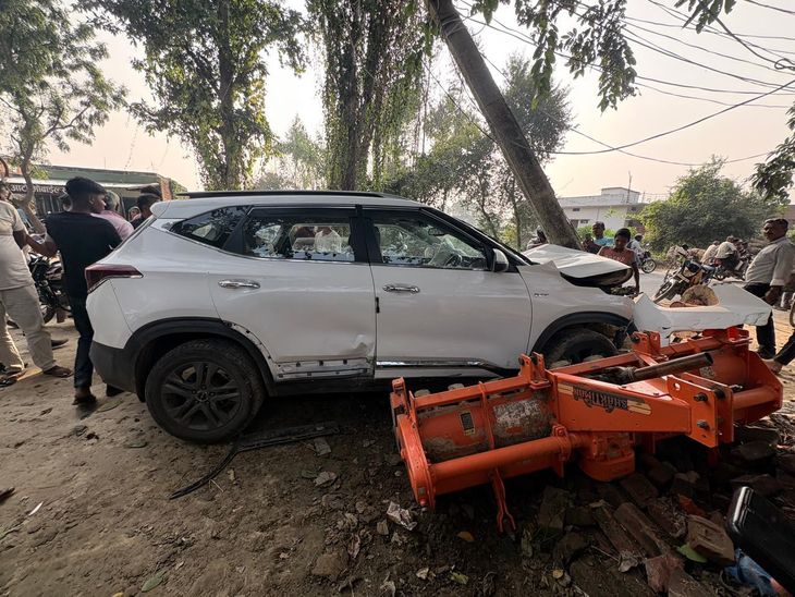 Car collides with electric pole while trying to save dog | कुत्ते को ...