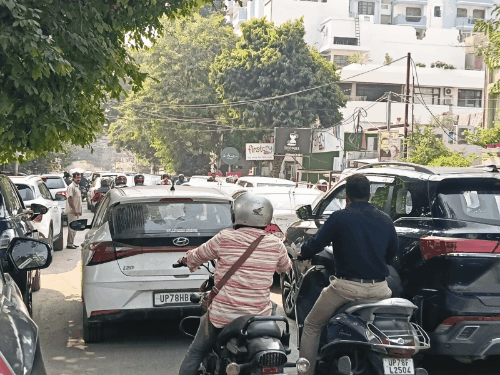 People are troubled by traffic jam in Kanpur | शहर के पॉश इलाके में ...