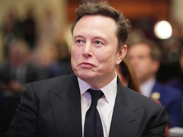 मस्क बन सकते हैं दुनिया के पहले ट्रिलियनेयर:टेस्ला ने 1 ट्रिलियन डॉलर का वेतन पैकेज मंजूर किया; टारगेट पूरा करने पर ही मिलेगा