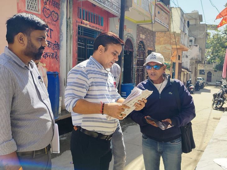 Deputy District Election Officer visited Salumbhar | उप जिला निर्वाचन अधिकारी ने सलूंबर का दौरा किया: घर-घर जाकर मतदाताओं से संपर्क कार्य की जानकारी ली – Salumber News