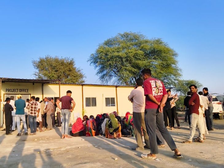 A young man died after being hit by a dumper on the Beawar-Babra highway. | ब्यावर-बाबरा राजमार्ग पर डम्पर की टक्कर की युवक की मौत: मुआवजे पर हंगामा, 14 लाख में समझौता; 40 घंटे बाद पोस्टमार्टम – Bayavar News