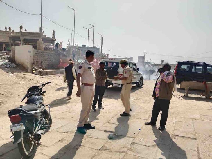 Rajasthan Worker Death Mystery; Ram Sarovar Ghat | Jaisalmer News | रामसरोवर तालाब के पास मिला अज्ञात व्यक्ति का शव: नहीं हुई शिनाख्त, मृतक भिक्षावृत्ति, कचरा बीनने का काम करता था – Ramdevra News