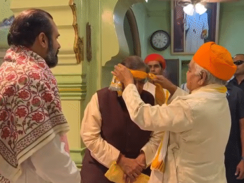 Mukesh Ambani visited Shrinathji Prabhu | मुकेश अंबानी ने किए श्रीनाथजी प्रभु के दर्शन: भोग आरती झांकी में हुए शामिल; तिलकायत पुत्र विशाल बावा से आशीर्वाद लिया – rajsamand (kankroli) News