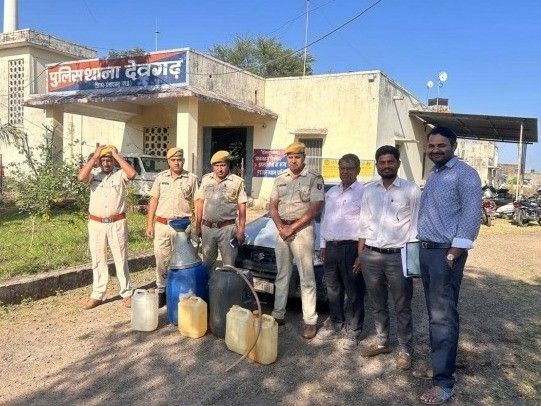 Action taken against illegal petrol sale in Deogarh | देवगढ़ में अवैध पेट्रोल बिक्री पर कार्रवाई: 98 लीटर पेट्रोल और एक कार जब्त, बेचने के लिए ले जा रहा था – pratapgarh (Rajasthan) News