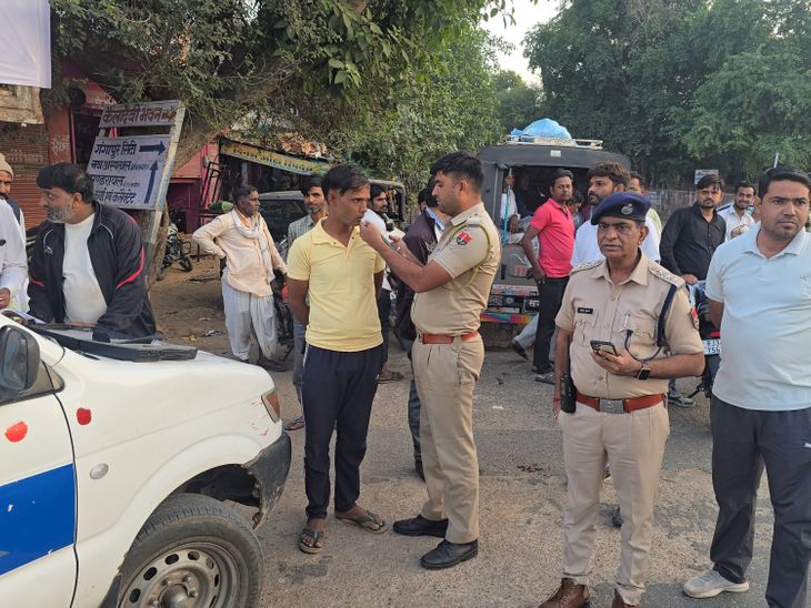 Road safety campaign begins in earnest | करौली में सड़क सुरक्षा अभियान की सख्त शुरुआत: पहले ही दिन 45 चालान, जिलेभर में नाकाबंदी कर ड्राइवरों को किया जागरूक – Karauli News