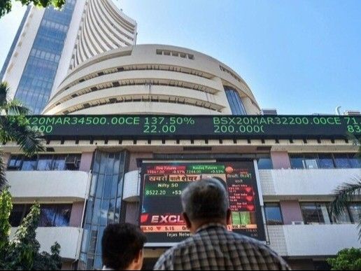 शेयर बाजार में गिरावट के बाद सुधार: सेंसेक्स 95 अंक पर बंद, IT-मीडिया को झटका Indian Stock Market Volatile news image