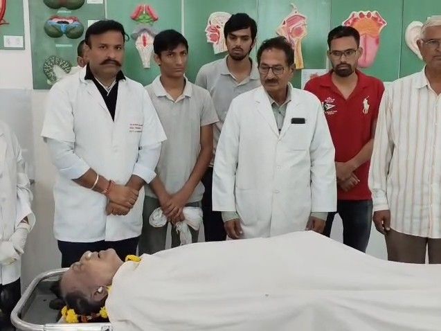 Retired radiologist from Nokha served education even after his death | रेडियोलॉजिस्ट का निधन, देहदान का संकल्प परिजन ने किया पूरा: 10 साल पहले जताई थी इच्छा; बॉडी मेडिकल कॉलेज को सौंपी – Nagaur News
