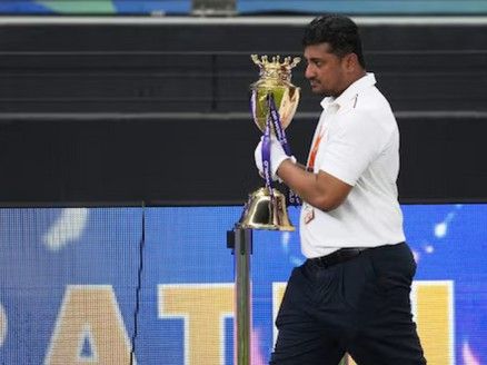 एशिया कप ट्रॉफी विवाद सुलझाने के लिए ICC ने बनाई कमेटी: कहा, भारत और PAK मिलकर सुलझाएं मुद्दा; टीम इंडिया ने पीसीबी चीफ से नहीं ली ट्रॉफी