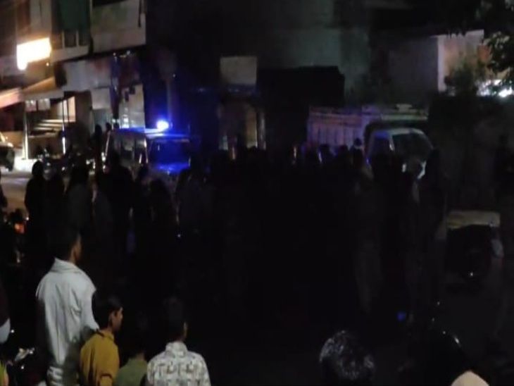 CCTV footage shows Krishna’s idol being uprooted and taken away | कृष्ण जी की मूर्ति को उखाड़ कर ले गया CCTV: आस-पास के लोगों में आक्रोश,जयपुर रोंड़ जाम किया,पुलिस मौके पर – Alwar News