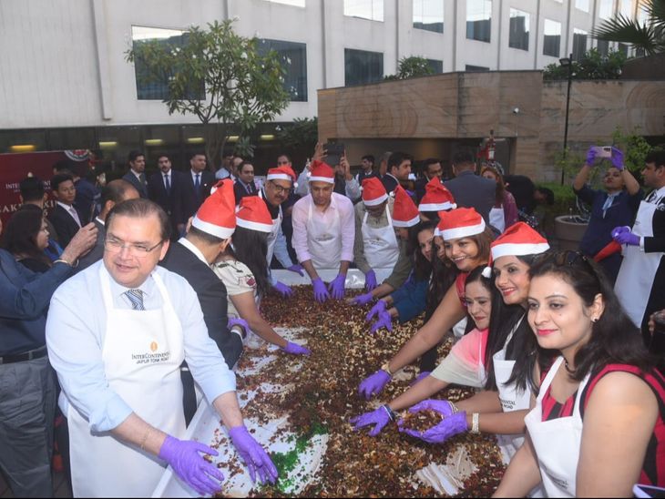 Preparations for the Christmas season begin with a joyous gift | खुशियों की सौगात से शुरू हुई क्रिसमस सीजन की तैयारियां: ​​​​​​​इंटरकॉन्टिनेंटल जयपुर में वार्षिक केक मिक्सिंग सेरेमनी में जुटे जयपुराइट्स, पारम्परिक अंदाज में मनाया जश्न – Jaipur News