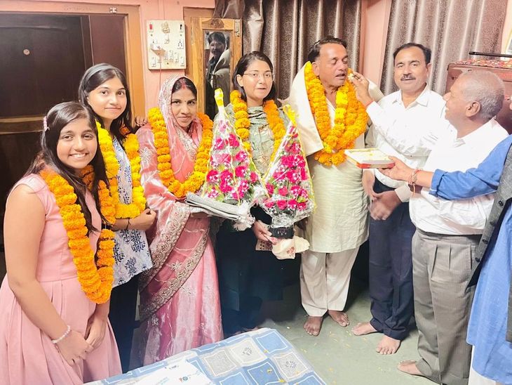 गुना की मोनिका धाकड़ पहले ही प्रयास में बनीं DSP:  सिलेक्शन पर कहा- मुझसे ज्यादा माता-पिता को मेरी काबिलियत पर भरोसा था; कभी डगमगाने नहीं दिया – Guna News