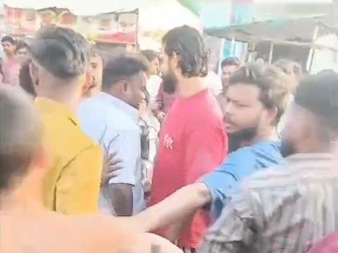 Fight between two parties in Sahaswan