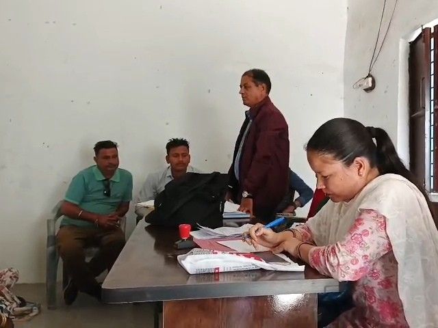 Villagers raised their problems in the block administration meeting.