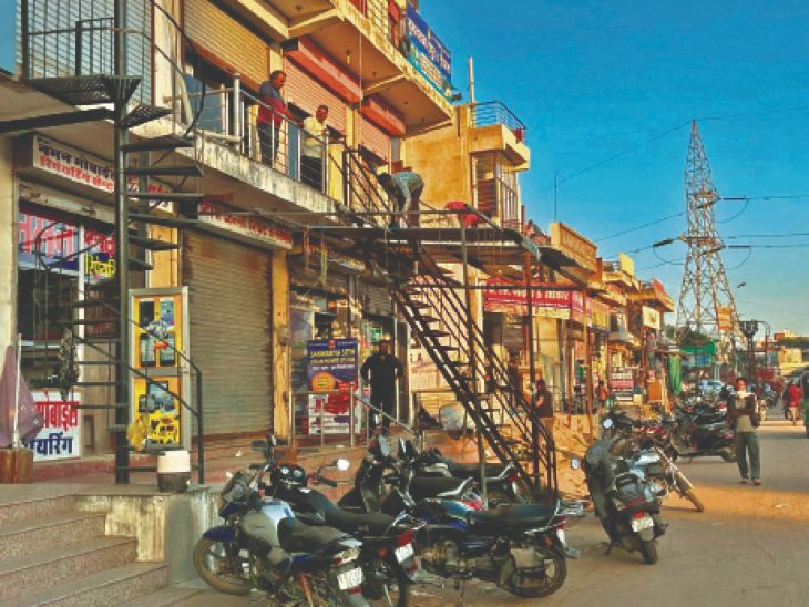 JDA will remove encroachments from roads connecting to the highway. | जेडीए हाईवे से कनेक्ट सड़कों से हटाएगा कब्जे: लोहामंडी में मीडियन से 80 फीट चौड़ी सड़क नापी तो दुकान में घुस गया फीता – Jaipur News