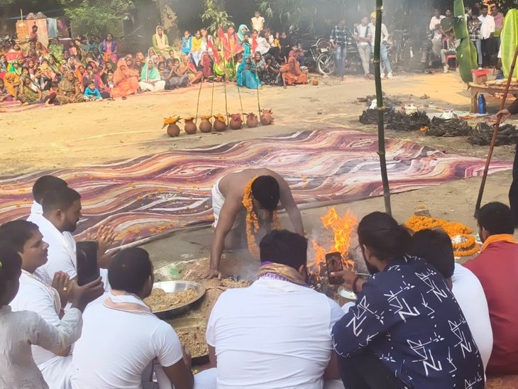 Thousands of devotees witnessed the Karaha Pujan in Kerakat. | केराकत ...