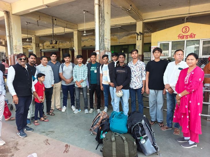 Junior handball team leaves from Jhalawar | झालावाड़ से जूनियर हैंडबॉल टीम रवाना: श्री महावीर जी में राज्य स्तरीय प्रतियोगिता में लेगी भाग, 11 से 14 नवंबर तक हो आयेाजन – jhalawar News