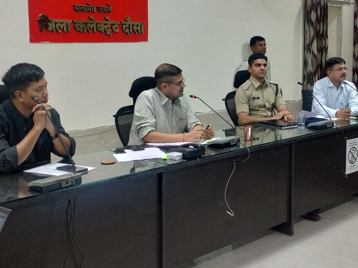 Dausa Collector’s strict instructions to officials | दौसा कलेक्टर की अधिकारियों को सख्त हिदायत: सड़क सुरक्षा में लापरवाही नहीं बरतें, रोड सेफ्टी प्रोटोकॉल की सख्ती से पालना कराएं – Dausa News