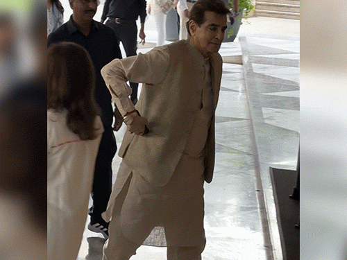 सीढ़ी से टकराकर गिरे एक्टर जितेंद्र:सिक्योरिटी गार्ड ने दौड़कर उठाया; जरीन खान के प्रेयर मीट में शामिल होने पहुंचे थे