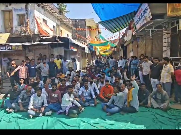 Khanpur closed in protest against theft of idols of gods and goddesses | देवी-देवताओं की मूर्ति चोरी के विरोध में खानपुर बंद: हिंदू संगठनों ने प्रदर्शन कर ट्रस्टी की गिरफ्तारी की मांग की – jhalawar News