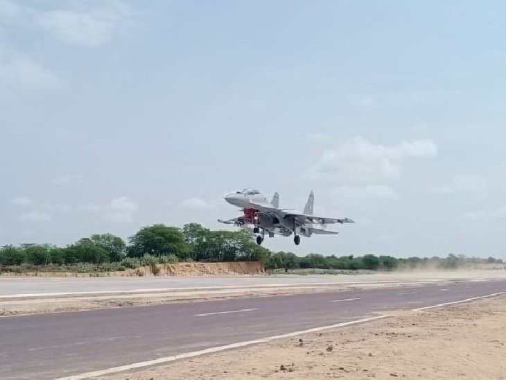 Fighter planes roared yesterday on the airstrip built on the highway. | हाईवे पर बनी हवाई पट्टी पर कल गरजे फाइटर-प्लेन: ऑपरेशन सिंदूर के बाद पहला युद्धाभ्यास ऑपरेशन त्रिशुल, सभी तैयारी पूरी – Barmer News