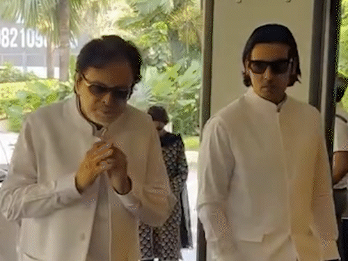 जरीन खान की प्रार्थना सभा में पहुंचे बॉलीवुड सेलेब्स:पिता संजय खान को संभालते दिखे जायद, ऋतिक रोशन गर्लफ्रेंड सबा आजाद के साथ हुए शामिल