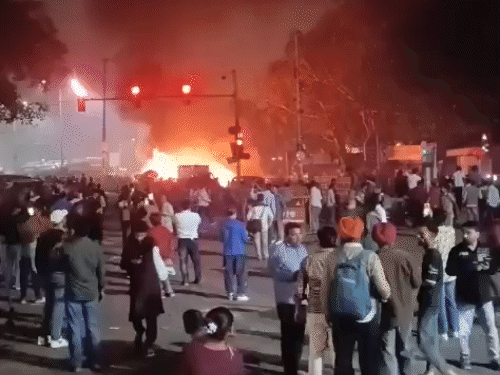 Explosion in a car near Red Fort in Delhi, 2-3 people injured | दिल्ली में लाल किले के पास कार में धमाका: मेट्रो स्टेशन के पास पार्क थी कार, एक की मौत, 3 गाड़ियां जलीं; ब्लास्ट की वजह साफ नहीं