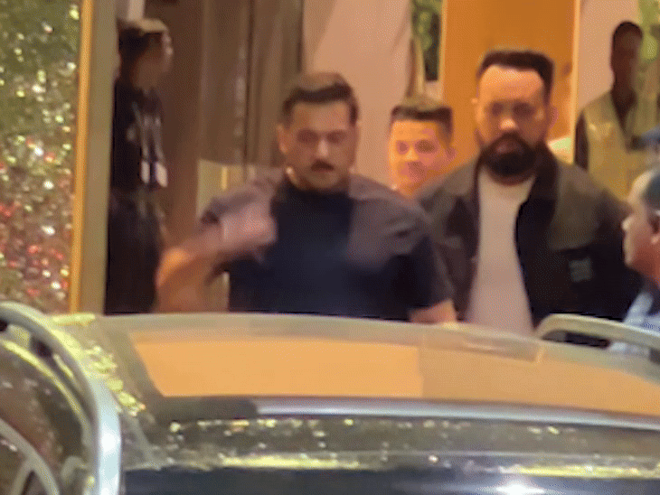 प्राइवेट एयरपोर्ट से निकलते दिखे सलमान खान:टाइट सिक्योरिटी के बीच रुककर फैंस और पैपराजी को किया वेव, जल्द दबंग टूर के लिए रवाना होंगे