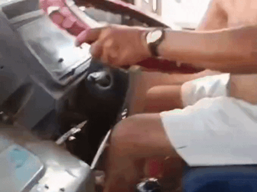 Rajasthan BUS Driver Viral Video Controversy | Ajmer Agar | रोडवेज ड्राइवर ने कपड़े उतारकर दौड़ाई बस: स्टेयरिंग पर टिफिन रखकर खाना खाया; तेज आवाज में म्यूजिक बजाया – Ajmer News