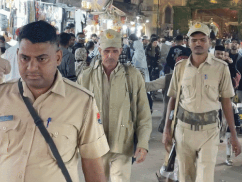 Security beefed up at Ajmer Dargah after Delhi blast | दिल्ली में ब्लास्ट के बाद अजमेर दरगाह की सुरक्षा बढ़ाई: बाजार में हथियारबंद जवान तैनात, रेलवे स्टेशन पर जीआरपी-आरपीएफ ने चलाया सर्च ऑपरेशन – Ajmer News