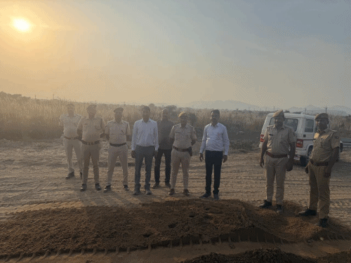 300 tonnes of stock destroyed in Kiratpura, Sarund | सरूंड के किरतपुरा में 300 टन स्टॉक नष्ट किया: अवैध बजरी खनन पर खनिज विभाग-पुलिस की संयुक्त कार्रवाई, जेसीबी चलाया – Kotputli-Behror News