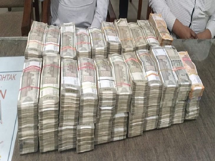 रोहतक में दिल्ली नंबर गाड़ी से ₹1 करोड़ कैश मिला:ब्लास्ट के बाद पुलिस चेकिंग कर रही थी; बैग से 500-500 की गड्डियां मिलीं- INA NEWS