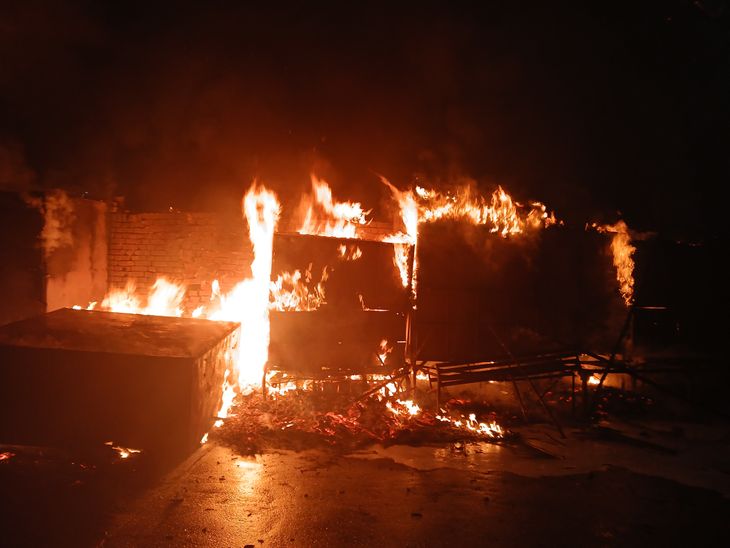 Drunk driver rams truck into kiosk in Kishangarhbas | किशनगढ़बास में शराबी ड्राइवर ने खोखा दुकानों में घुसाया ट्रक: आग लगी, तीन दमकल की टीम ने पाया काबू; गंभीर हालत में अस्पताल में भर्ती – Khairthal-Tijara News