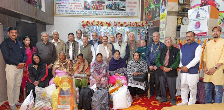 The society distributed ration to 400 needy people. | सोसायटी ने 400 ...