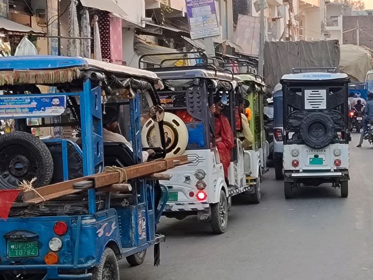 Blatant violation of e-rickshaws and overloaded vehicles | ई-रिक्शा और ...