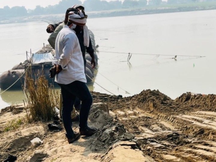 Construction of a pontoon bridge across the Ganga River | गंगा नदी में ...