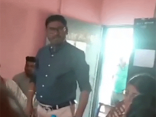 प्रिंसिपल ने छात्रों से पुताई करवाई…शिकायत पर धमकी दी:  कहा- TC में ऐसा लिख दूंगा कि मर जाओगे, देवी-देवताओं पर भी टिप्पणी की – Chhattisgarh News