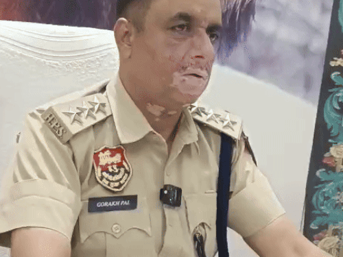 करनाल के बल्ला गांव में पुलिस टीम पर हमला:  आरोपी की तलाश में गई टीम से हाथापाई,रास्ता रोका और गाली गलौज की – Karnal News