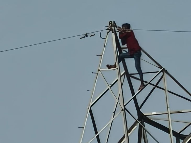 A young man climbed a high-tension tower in Maihar