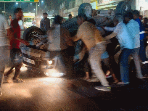 Car overturned after hitting a divider in Balotra, VIDEO | बालोतरा में कार डिवाइडर से टकराकर पलटी, VIDEO: रामसेतु ओवरब्रिज से उतरते समय अनियंत्रित हुई, ड्राइवर को सुरक्षित बाहर निकाला – Balotra News