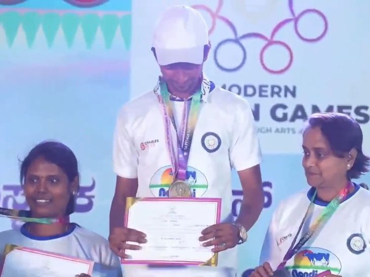 Piyush Karma of Khargone got gold medal in painting.