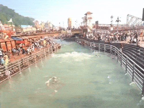 अखाड़ा परिषद की नाराजगी पर मिलने पहुंचा प्रशासन:  CM धामी से निमंत्रण न मिलने पर नाराज थे, कहा था- शाही स्नान की परम्परा टूट सकती – Haridwar News