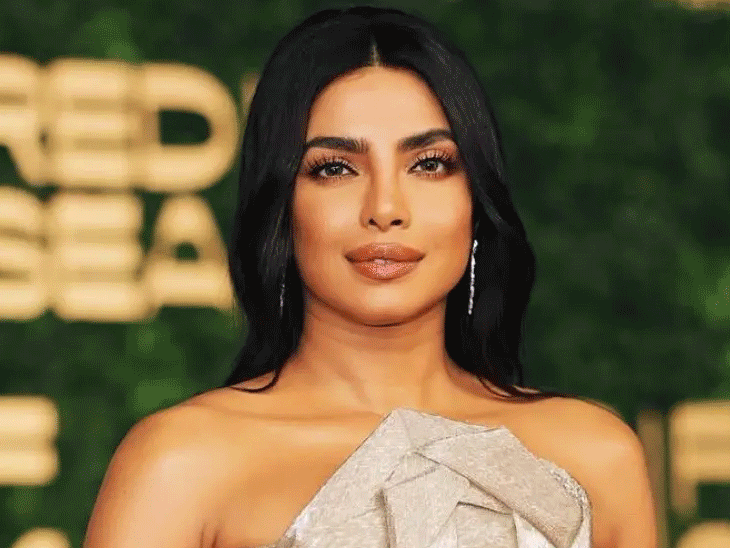 एसएस राजामौली की फिल्म से प्रियंका चोपड़ा का लुक जारी:पोस्टर में पीली साड़ी में बंदूक लिए नजर आईं एक्ट्रेस